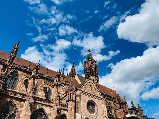 vista de la catedral de Friburgo, la catedral de Friburgo en un día soleado