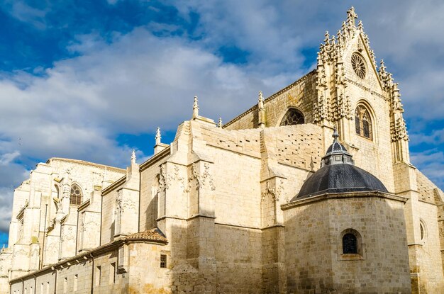 Foto vista de la catedral gótica de palencia castilla y león españa