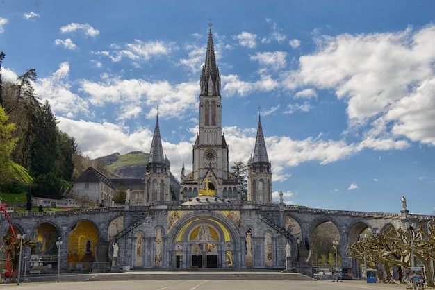 Vista de la catedral de Lourdes, Francia