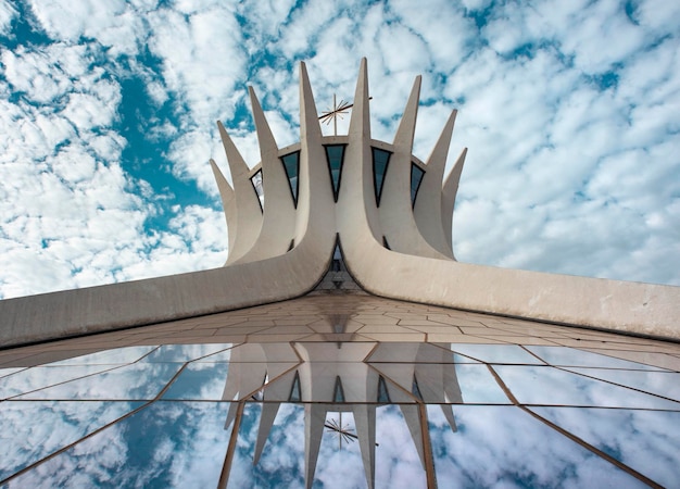 Vista de la Catedral Metropolitana de Brasilia con reflejos del cielo en sus vidrieras