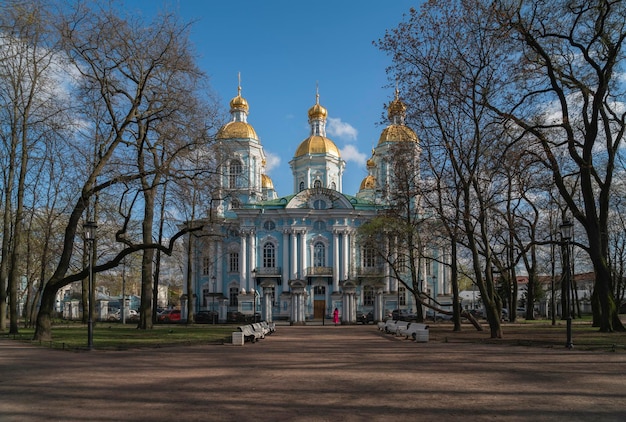 Vista de la Catedral Naval NikoloBogoyavlensky Nikolsky en un soleado día de primavera San Petersburgo Rusia