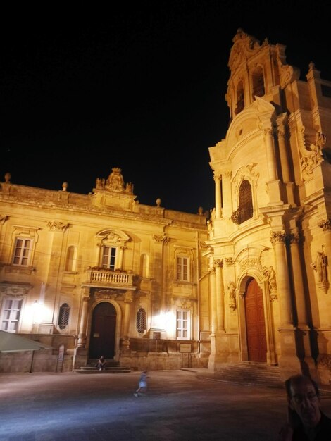 Foto vista de la catedral por la noche