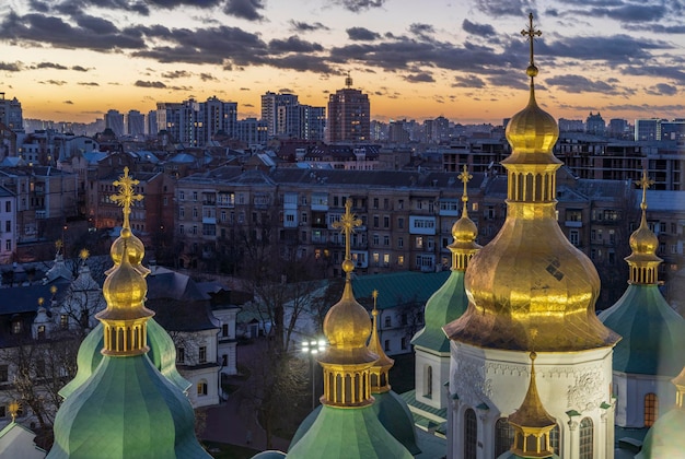 Vista de la Catedral de Santa Sofía iluminada con un hermoso cielo al atardecer en el fondo de Kiev