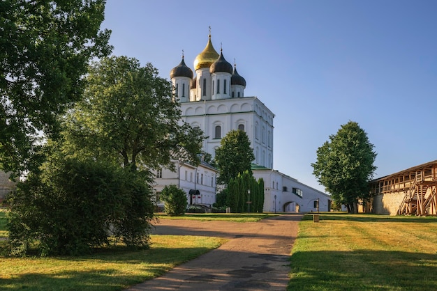 Vista de la Catedral de la Santísima Trinidad del Krom de Pskov Kremlin en un día soleado de verano Pskov Rusia