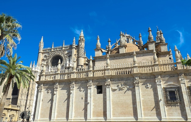 Vista de la Catedral de Sevilla con la Giralda al fondo