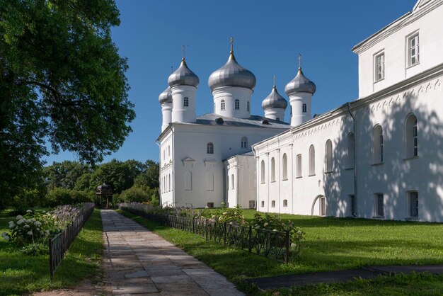 Foto vista de la catedral spassky del monasterio de san jorge yuryev y el dosel kivoriy sobre el manantial de agua en un día soleado de verano veliky novgorod rusia