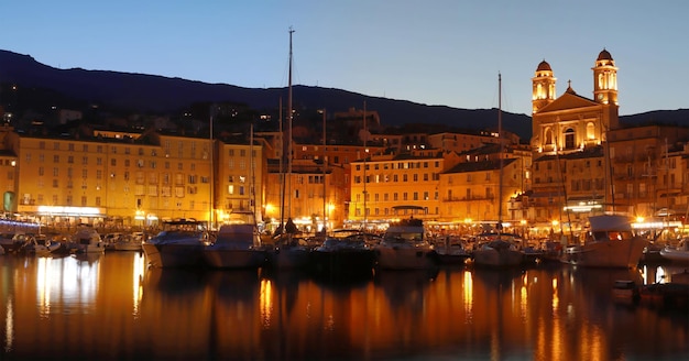 Vista de la catedral de St Jean Baptiste y el antiguo puerto de Bastia, la segunda ciudad corsa más grande.