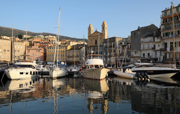 Vista de la catedral de St Jean Baptiste y el antiguo puerto de Bastia, la segunda ciudad corsa más grande.