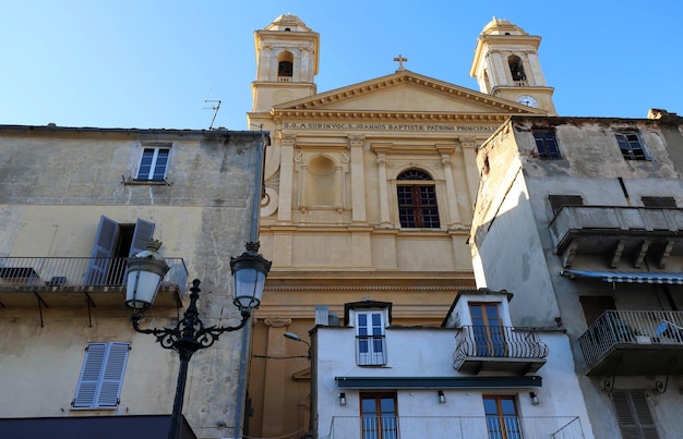 Vista de la catedral de St Jean Baptiste en el puerto viejo de Bastia, la segunda ciudad corsa más grande.