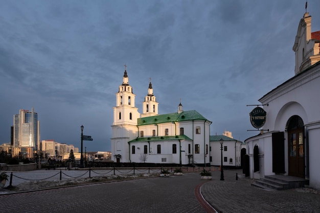 Vista de la Catedral de la venida del Espíritu Santo en una mañana soleada de invierno Minsk Bielorrusia