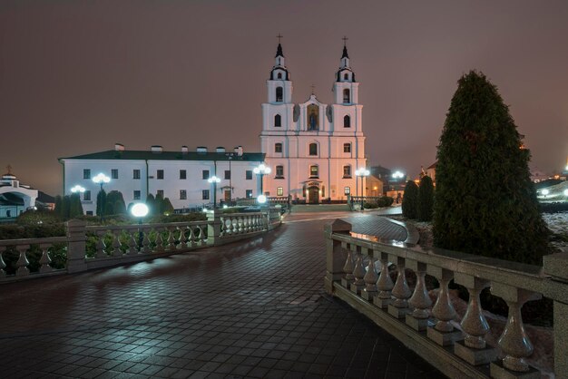 Vista de la Catedral de la venida del Espíritu Santo en una noche de niebla de invierno Minsk Bielorrusia