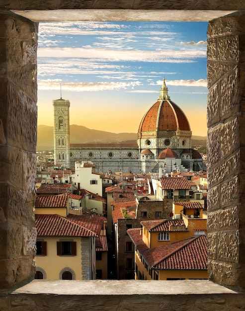 Vista de la Cattedrale di Santa Maria del Fiore en Florencia desde la ventana antigua, Italia