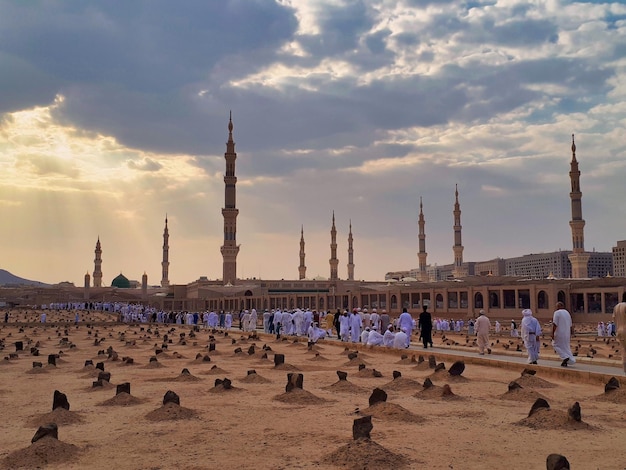 Vista del cementerio de Baki y Masjid anNabawi juntos en Medina