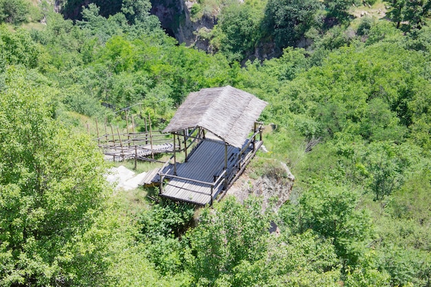 Vista de un cenador de madera