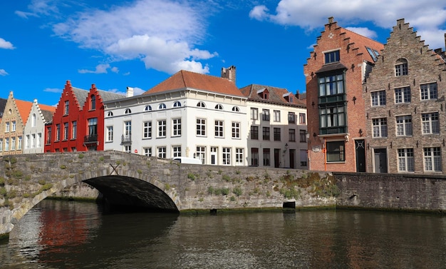 Vista cênica da cidade do canal de bruges com belas casas coloridas medievais ponte e reflexões no dia ensolarado