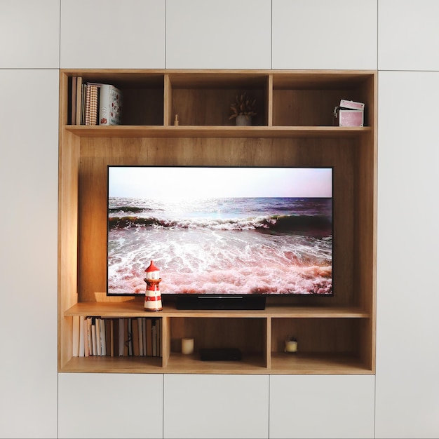 Vista cênica na tela da tv no interior da sala de estar moderna e aconchegante design de interiores em estilo minimalista