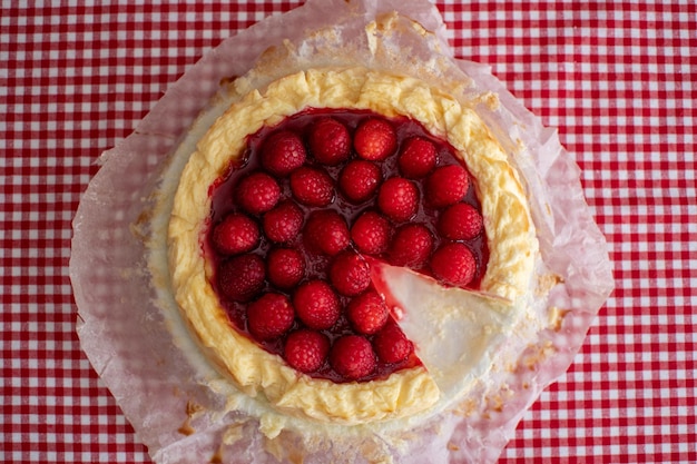 Vista cenital de una deliciosa tarta de queso casera