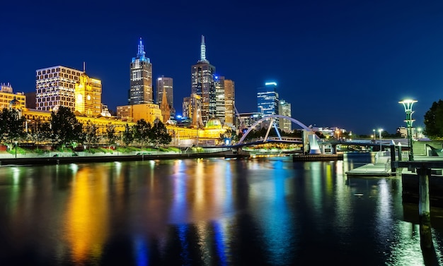Una vista del centro de la ciudad de Melbourne a través del río Yarra en la noche en Melbourne, Victoria, Austr