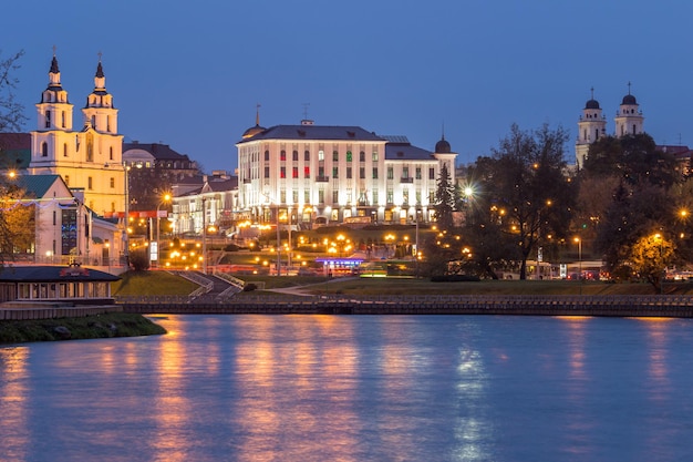 Vista del centro de la ciudad de Minsk y del río Svislach por la noche.