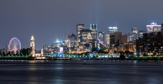 Vista del centro de la ciudad de Montreal y el río San Lorenzo en la noche Quebec Canada