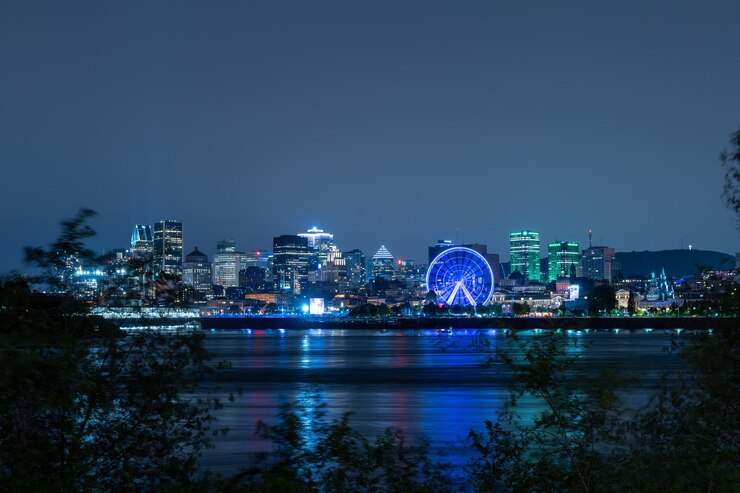 Vista del centro de la ciudad de Montreal y el río San Lorenzo en la noche Quebec Canada