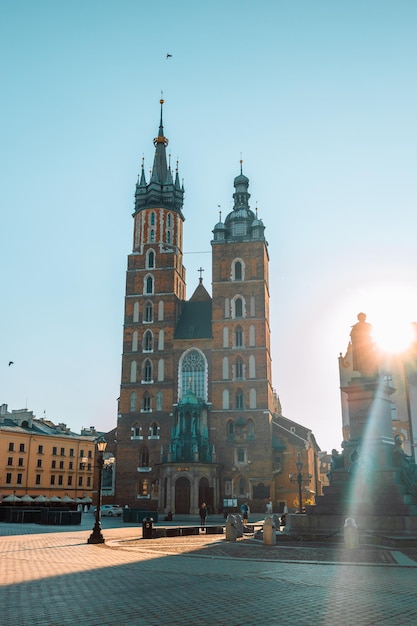 Vista del centro de la ciudad vieja con el monumento de Adam Mickiewicz y la basílica de St Mary39s en Cracovia en la mañana