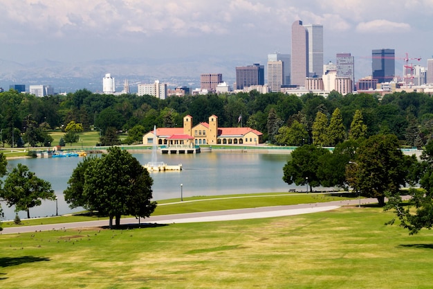 Foto una vista del centro de denver desde city park.