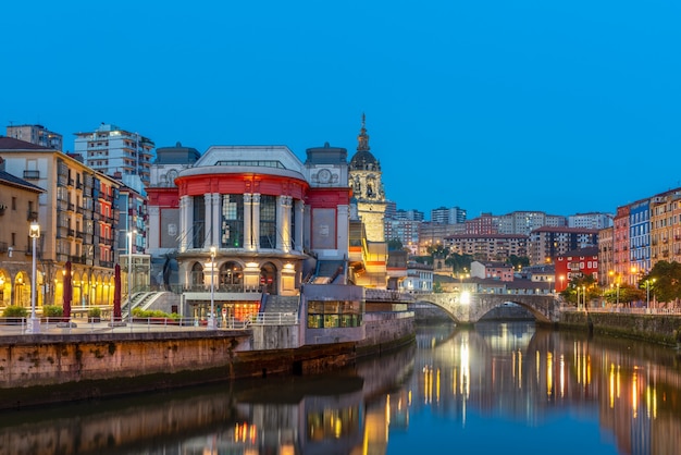 vista del centro histórico de bilbao con la ría y el mercado en primer plano