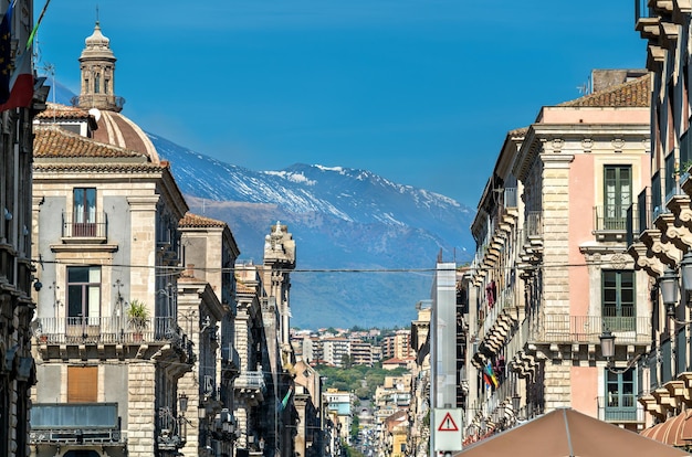 Vista del centro histórico de Catania con el volcán Etna al fondo. Italia, Sicilia