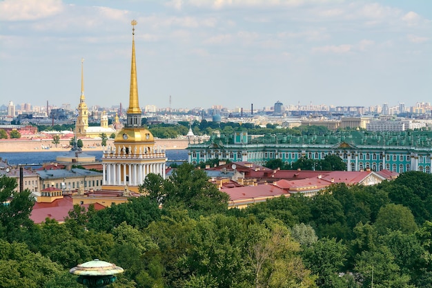 Vista del centro histórico desde la columnata de la Catedral de San Isaac en San Petersburgo