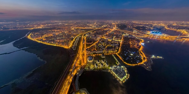 Vista desde el Centro Lakhta en San Petersburgo por la noche y el Golfo de Finlandia