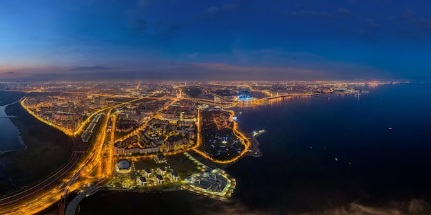 Vista desde el Centro Lakhta en San Petersburgo por la noche y el Golfo de Finlandia