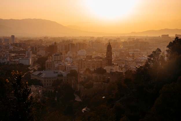 Vista del centro de Málaga al atardecer en otoño Foto de alta calidad