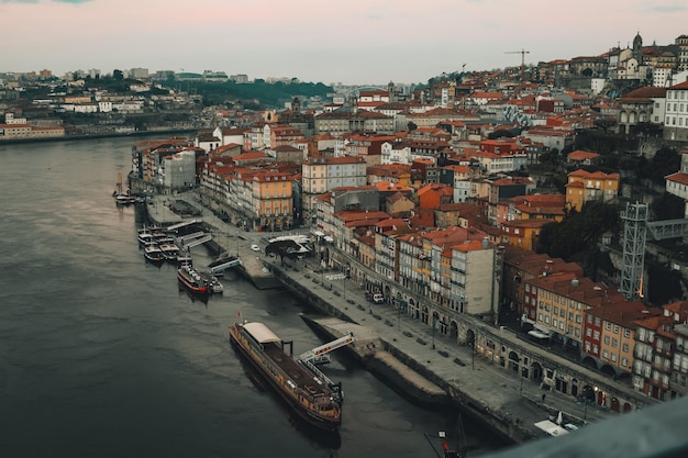 Vista del centro de Oporto Ribeira do Porto desde el puente D. Luis en Vila Nova de Gaia.