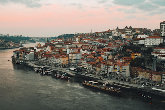 Vista del centro de Oporto Ribeira do Porto desde el puente D. Luis en Vila Nova de Gaia.