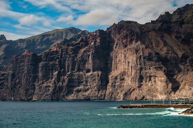 Foto vista de cerca de los acantilados de los gigantes