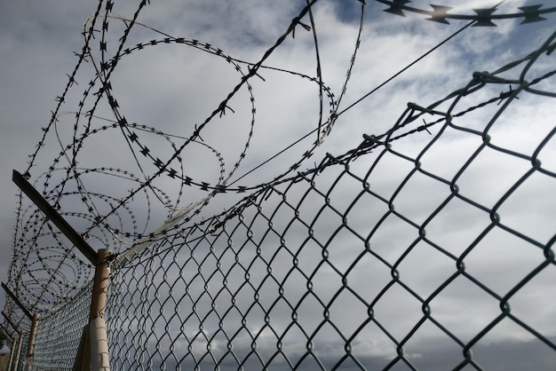 Vista de la cerca de alambre de púas en la frontera de los países