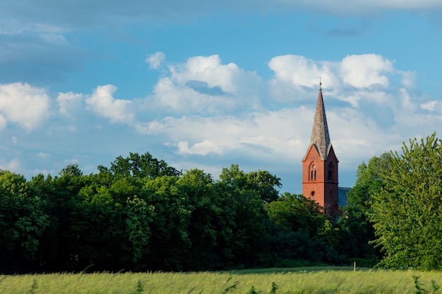 Vista de cerca de la antigua iglesia de ladrillo en el sur de Polonia, en Silesia