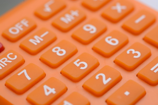 La vista de cerca de la calculadora subraya su relevancia para los campos de las empresas y la economía