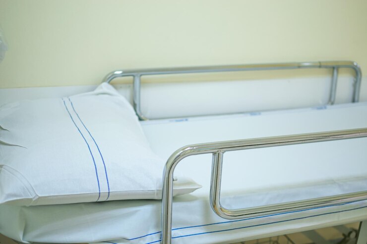 Vista de cerca de la cama del hospital con un fondo borroso del corredor en la planta baja