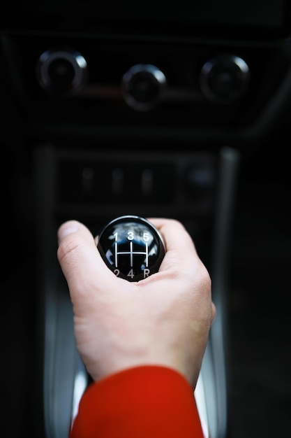 Vista de cerca de un cambio de palanca de cambios Caja de cambios manual Detalles del interior del automóvil Transmisión del automóvil Iluminación suave Vista abstracta