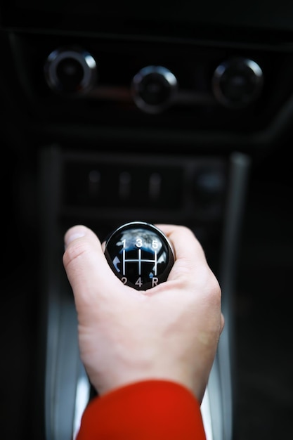 Foto vista de cerca de un cambio de palanca de cambios caja de cambios manual detalles del interior del automóvil transmisión del automóvil iluminación suave vista abstracta