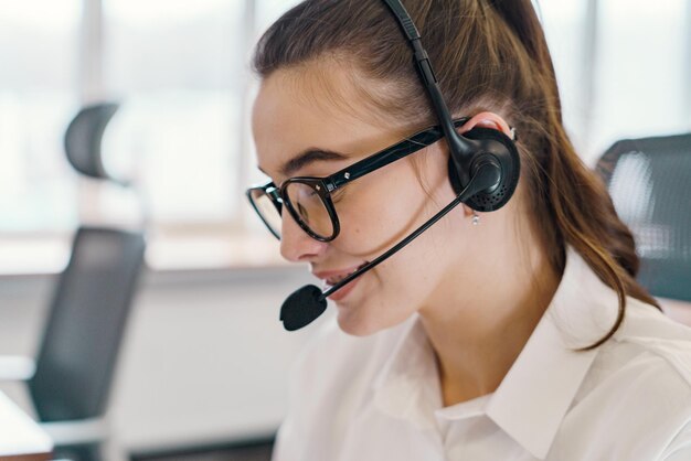 Una vista de cerca captura un auricular profesional enfocado que ilustra las telecomunicaciones modernas