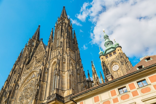 Vista de cerca de la catedral gótica de San Vito con cielo azul en el Castillo de Praga, Praga, República Checa