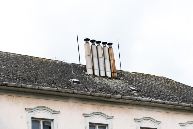 Vista de cerca de las chimeneas en los tejados