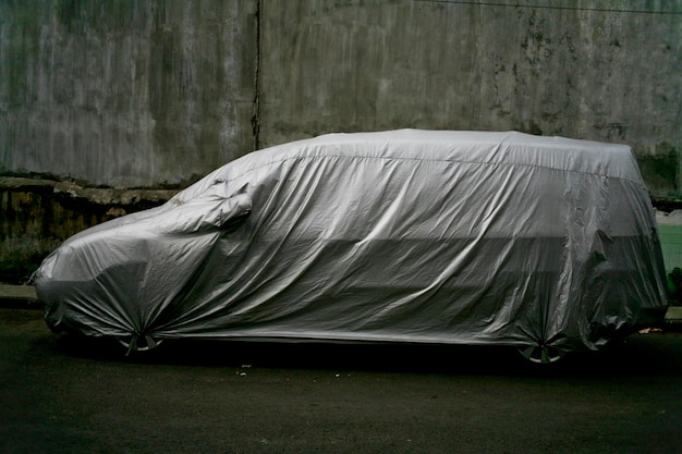 Foto vista de cerca del coche cubierto