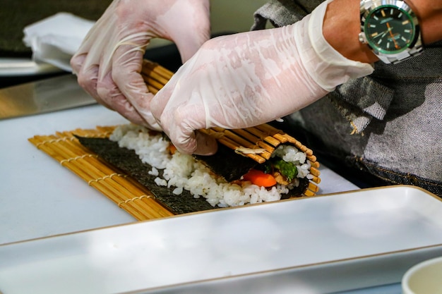 Foto vista de cerca de la comida coreana asiática hecha a mano kimbap en la mesa