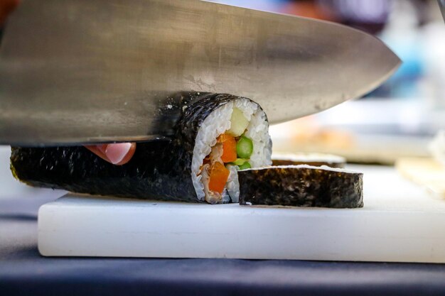 Vista de cerca de la comida coreana asiática hecha a mano Kimbap en la mesa