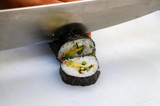 Vista de cerca de la comida coreana asiática hecha a mano Kimbap en la mesa