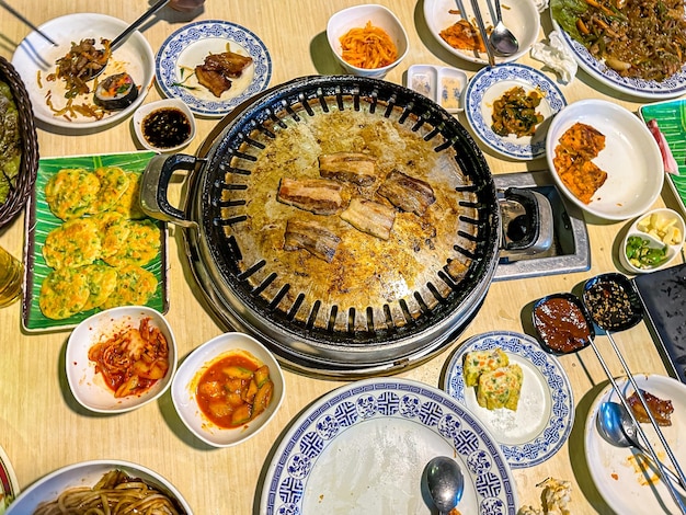 Vista de cerca de la comida tradicional coreana en la mesa